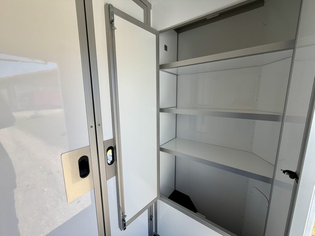Renault Master 2-Pferdetransporter Hengstausstattung NEU - unbenutzter Vorführer