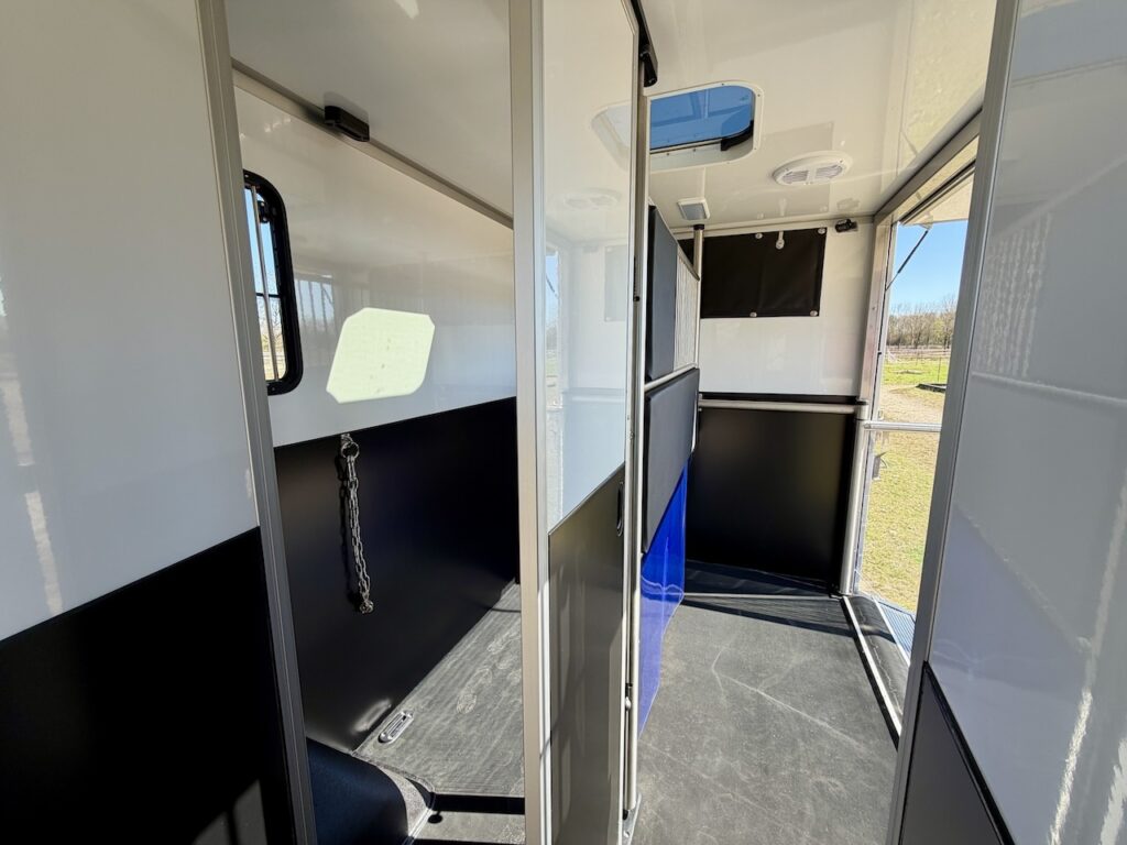 Renault Master 2-Pferdetransporter Hengstausstattung NEU - unbenutzter Vorführer