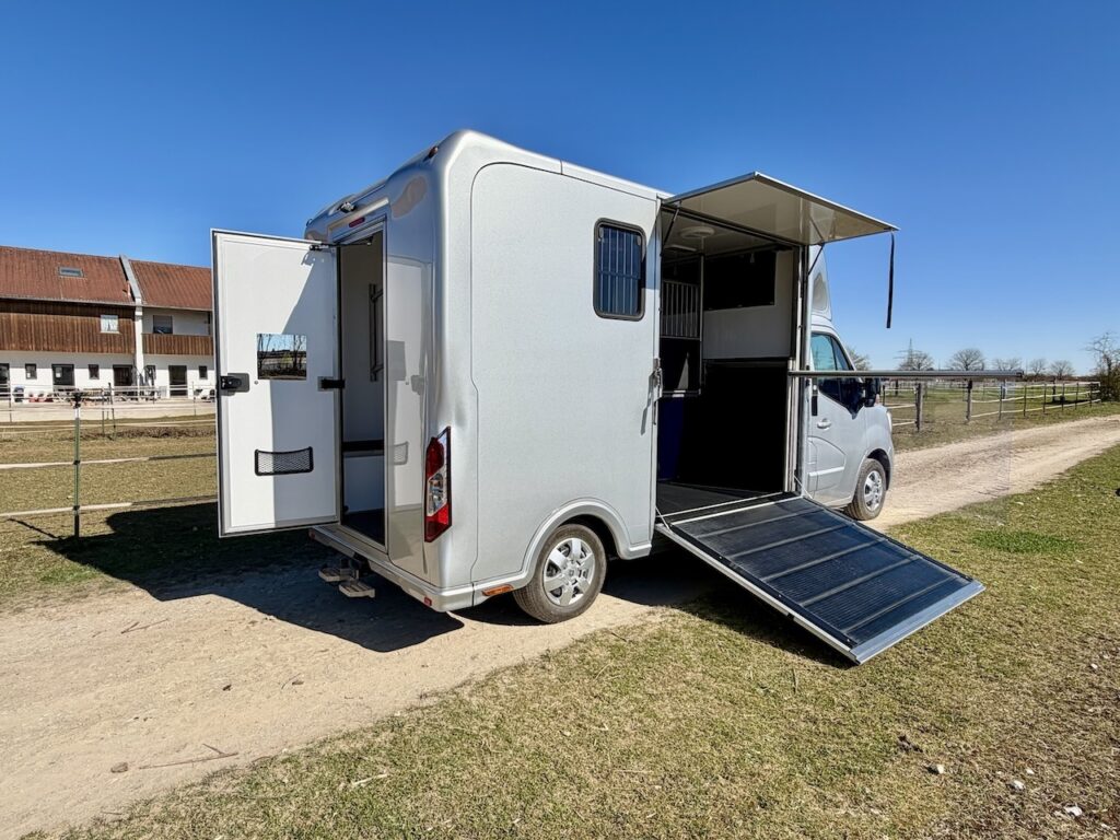Renault Master 2-Pferdetransporter Hengstausstattung NEU - unbenutzter Vorführer