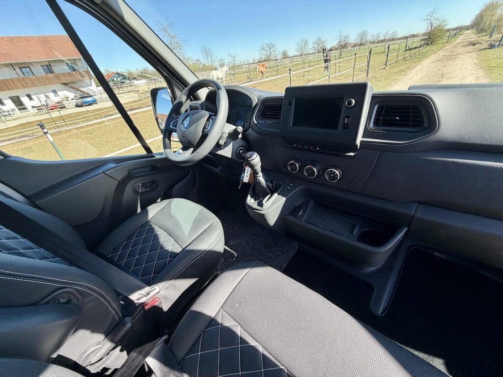Renault Master 2-Pferdetransporter Hengstausstattung NEU - unbenutzter Vorführer
