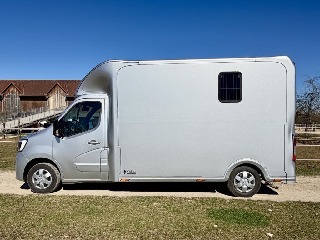 Renault Master 2-Pferdetransporter Hengstausstattung NEU - unbenutzter Vorführer