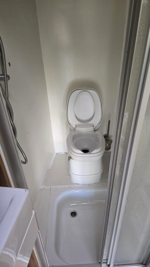 Pferdeanhänger mit Wohnkabine Dusche WC Bett - Im Kundenauftrag