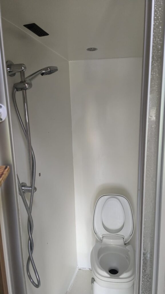 Pferdeanhänger mit Wohnkabine Dusche WC Bett - Im Kundenauftrag