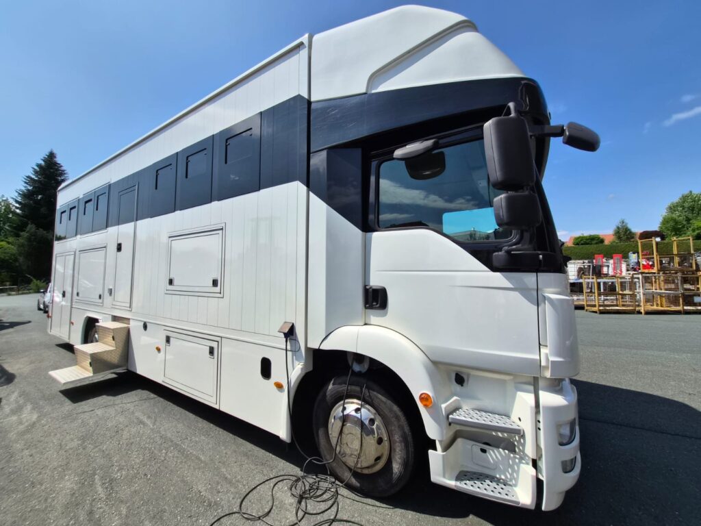 MAN 15.290 Pferdetransporter Wohnkabine Bad Pop-Out 4 Pferde LKW - Gebrauchtfahrzeug