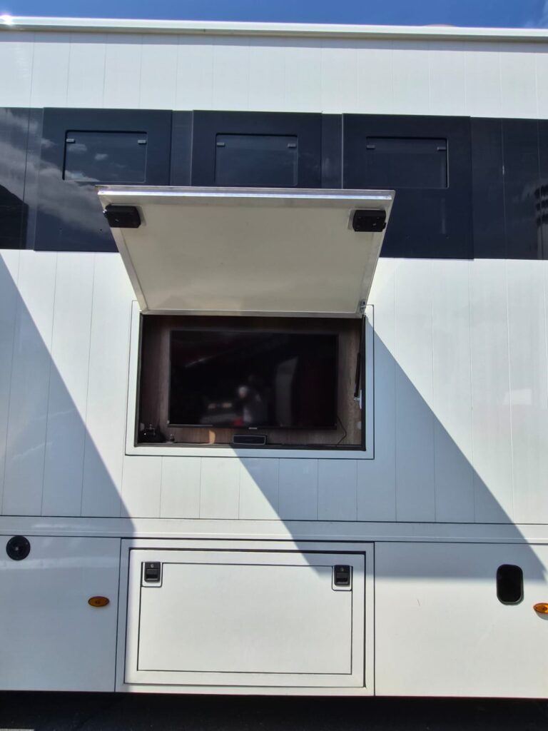 MAN 15.290 Pferdetransporter Wohnkabine Bad Pop-Out 4 Pferde LKW - Gebrauchtfahrzeug