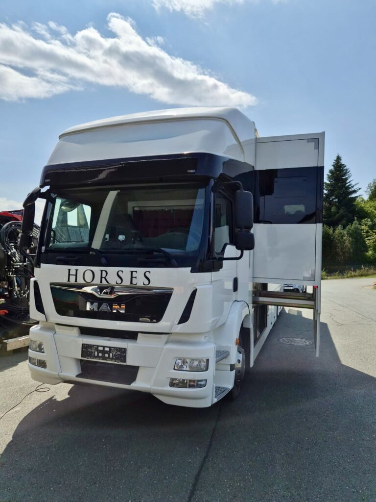 MAN 15.290 Pferdetransporter Wohnkabine Bad Pop-Out 4 Pferde LKW - Gebrauchtfahrzeug
