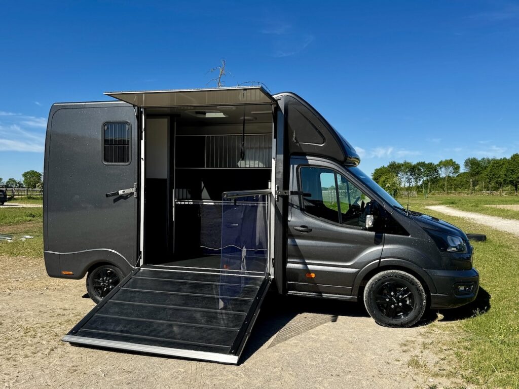FORD Transit 2-Pferdetransporter Automatik Hengstausstattung NEU - unbenutzter Vorführer